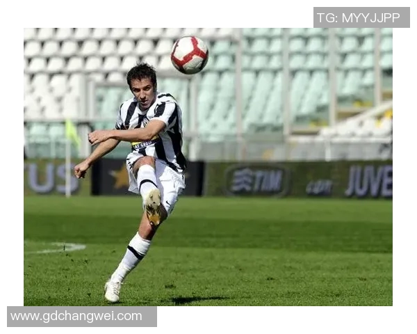 足球明星精彩瞬间高清射门图片展现球场魅力与激情的完美结合